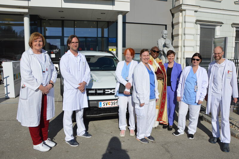 Fahrzeugsegnung vor dem Krankenhaus