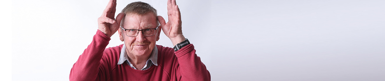 Ein Bewohner gebärdet das Wort Geweih