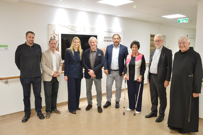 Stationsleiter DGKP Markus Fussi,  Departmentleiter OA Dr. Walter Müller, MSc, Pflegedirektorin Silvia Lueger, MSc, Abteilungsvorstand Prim. Dr. Hans Jörg Neumann, MSc, GF Mag. Michael Steiner, MAS, Patientin Anna Tscharf,  Diözesanbischof Dr. Josef 