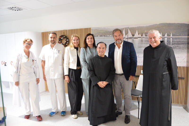 Bei seinem Rundgang durch das Krankenhaus begrüßt Frater Antonius die Mitarbeitenden und führte interessante Gespräche