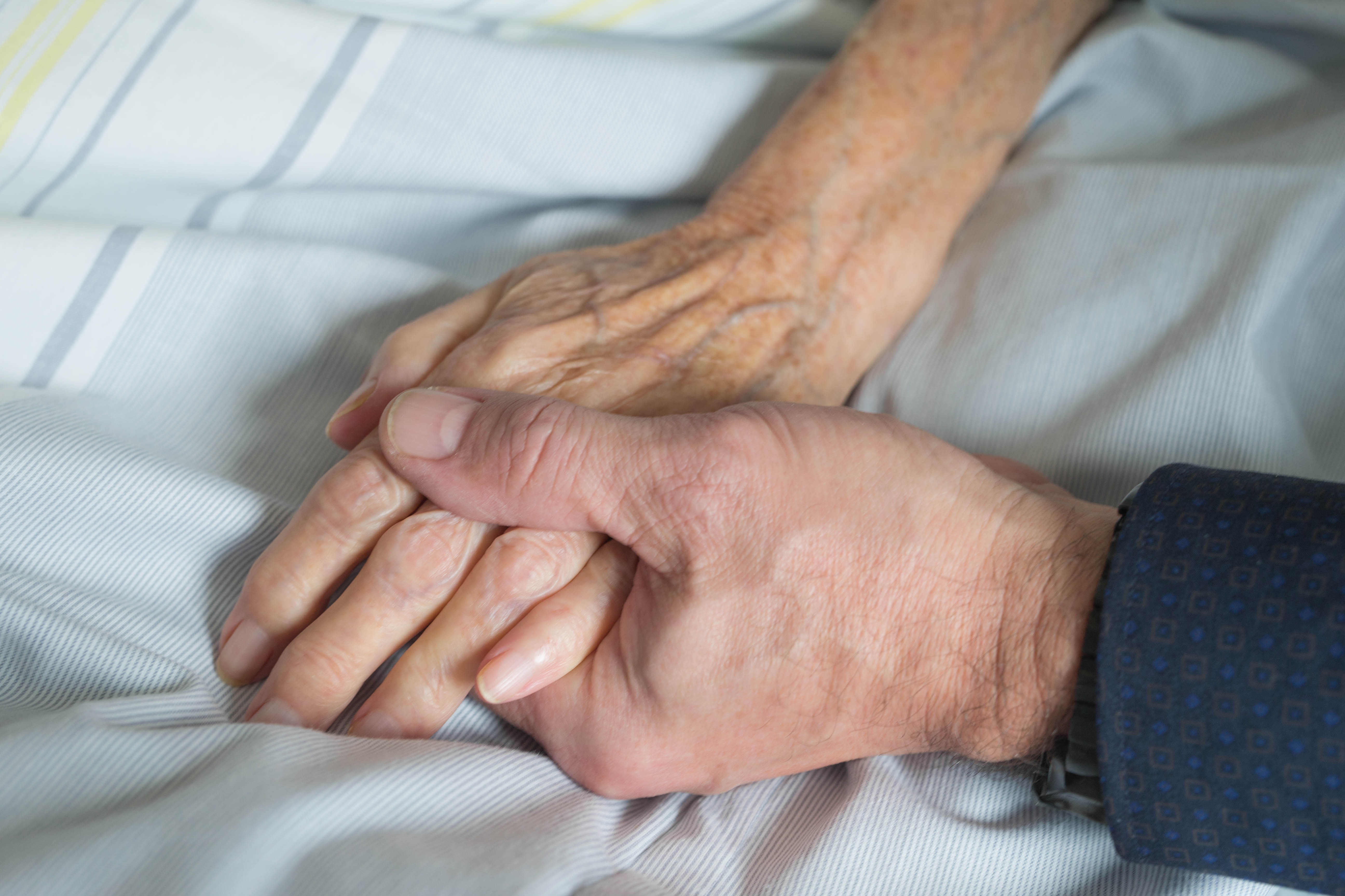 Hier sehen Sie berührende Hände