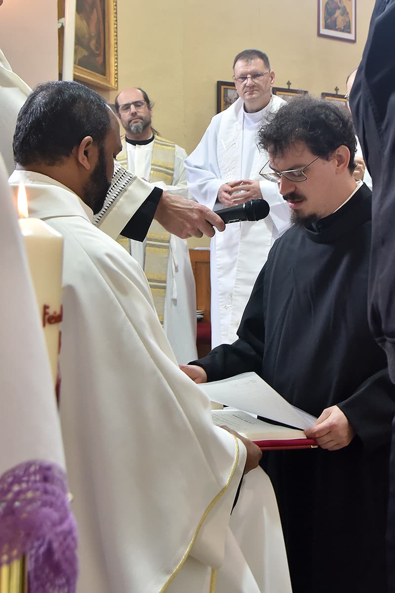 Frater Philipp kniet vor dem Provinzial.