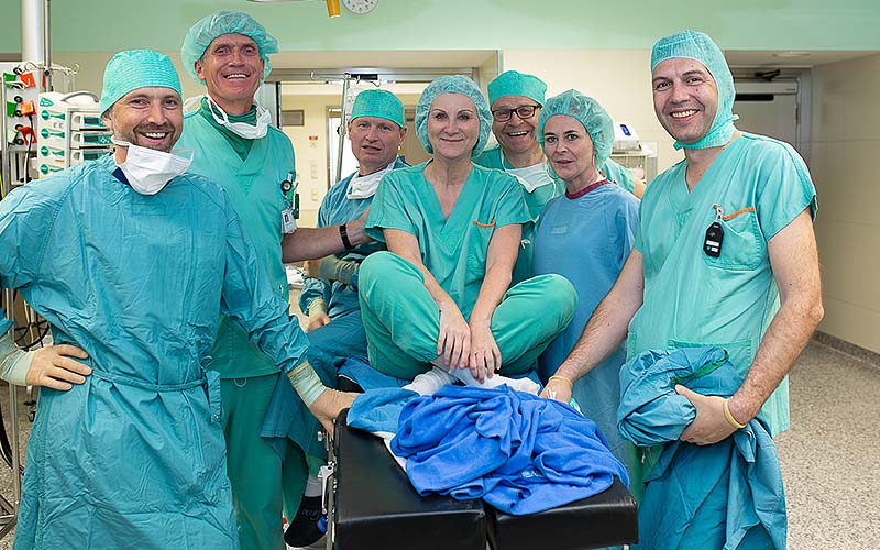 Das Bild zeigt eine gestellte Szene in einem OP.