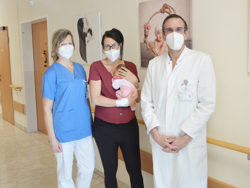 Das Team der Geburtsabteilung mit Prim. Dr. Freydun Ronaghi, MBA und Hebamme Bettina Steindorfer gratulierte der glücklichen Mutter Corinna Kürbisch herzlich zur Geburt ihres ersten Kindes Leni.  