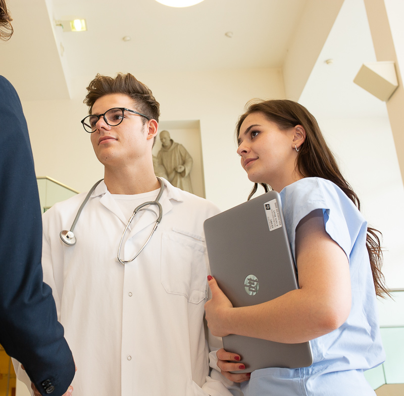 Das Foto zeigt einen jungen Arzt und eine Pflegerin