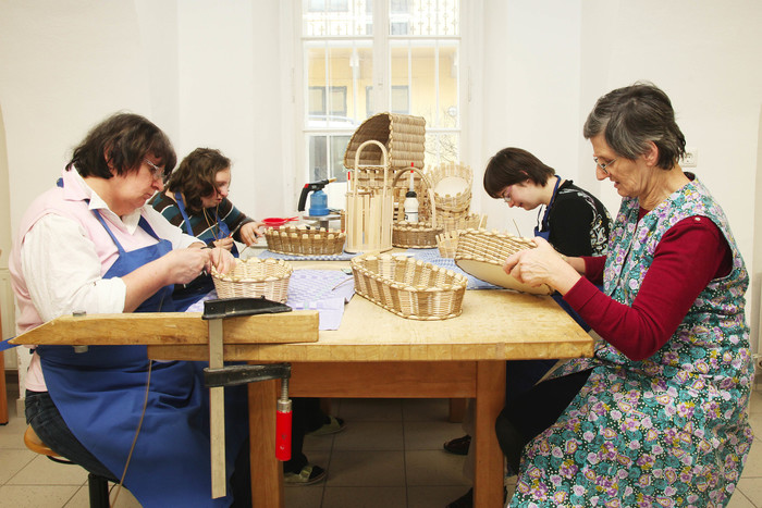 Klienten beim Körbe flechten